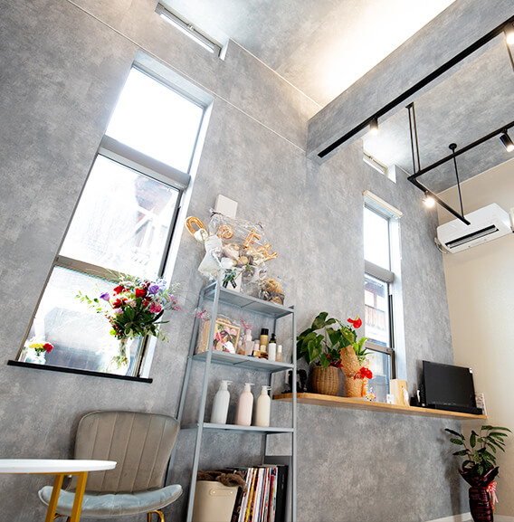 高さのある天井のある内装